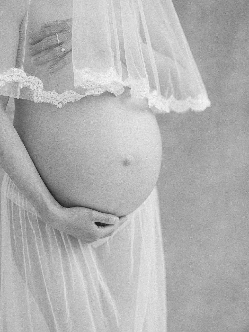 Portrait de femme maternité grossesse réalisé en lumière naturelle par Camy Duong à Paris