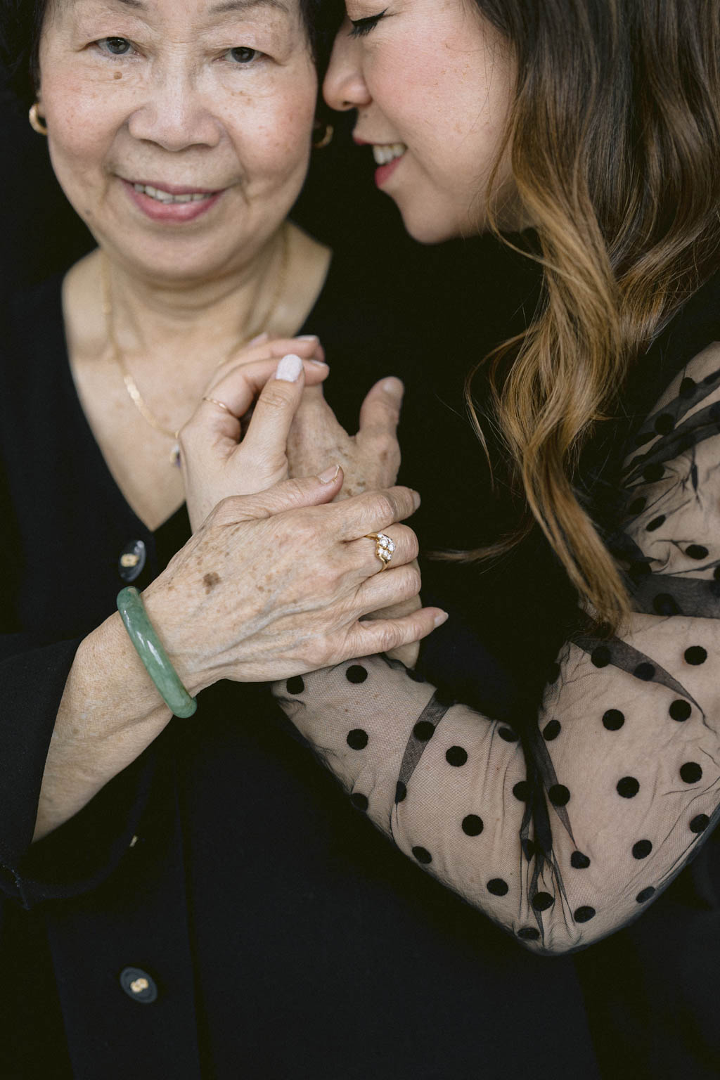 Portrait de famille mere fille réalisé en lumière naturelle par Camy Duong à Paris