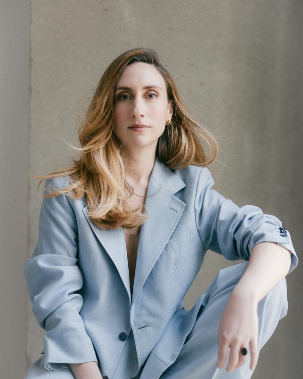 Portrait de femme corporate personal branding réalisé en lumière naturelle par Camy Duong à Paris